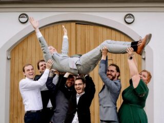 Wir haben Grund zum Feiern! 

Am Wochenende hat unser Axel mit seiner Magdalena den Bund fürs Leben geschlossen. Und somit ist das erste Bandmitglied weg vom Markt. 💒💍

An dieser Stelle wünschen wir euch nochmal, liebe Magdalena und lieber Axel, alles Glück der Welt für eure gemeinsame Zukunft. 🫶🏼

#love #wedding #crewlove #brasslove